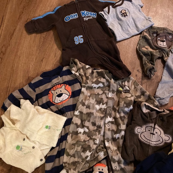 Bundle #3 boys 0-3 month clothes - Picture 2 of 5